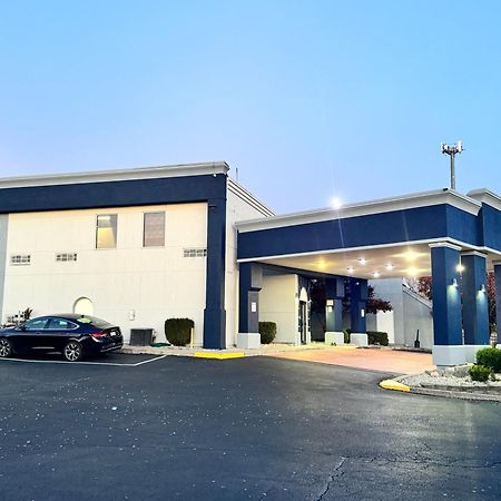 Quality Inn & Suites Cincinnati Exterior photo