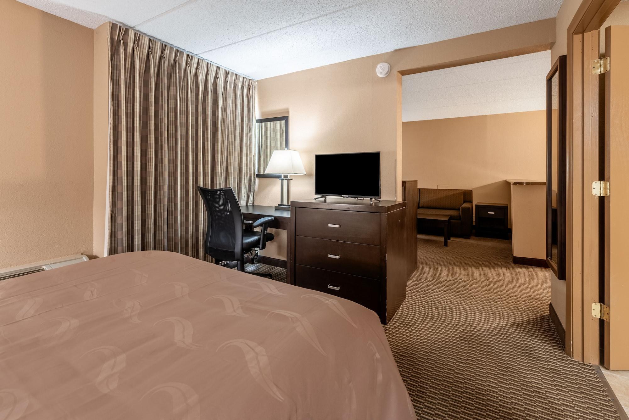 Quality Inn & Suites Cincinnati Exterior photo