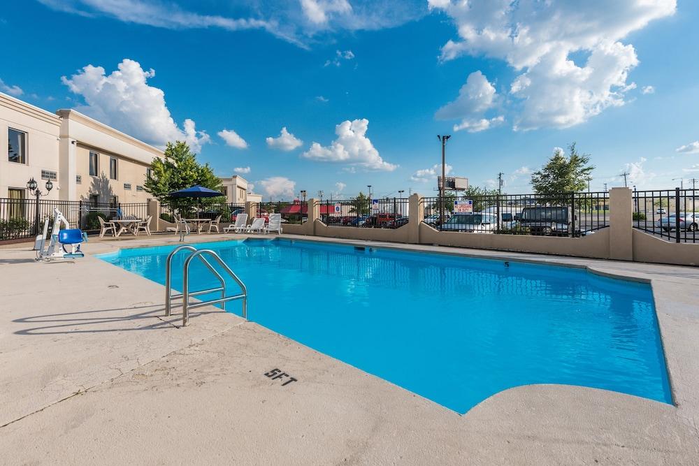 Quality Inn & Suites Cincinnati Exterior photo