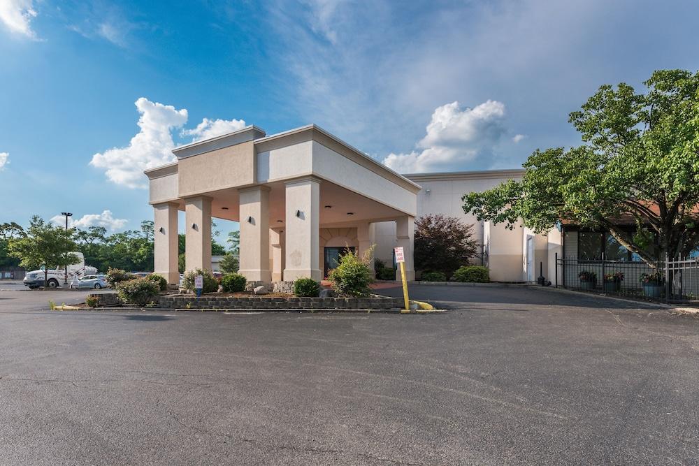 Quality Inn & Suites Cincinnati Exterior photo