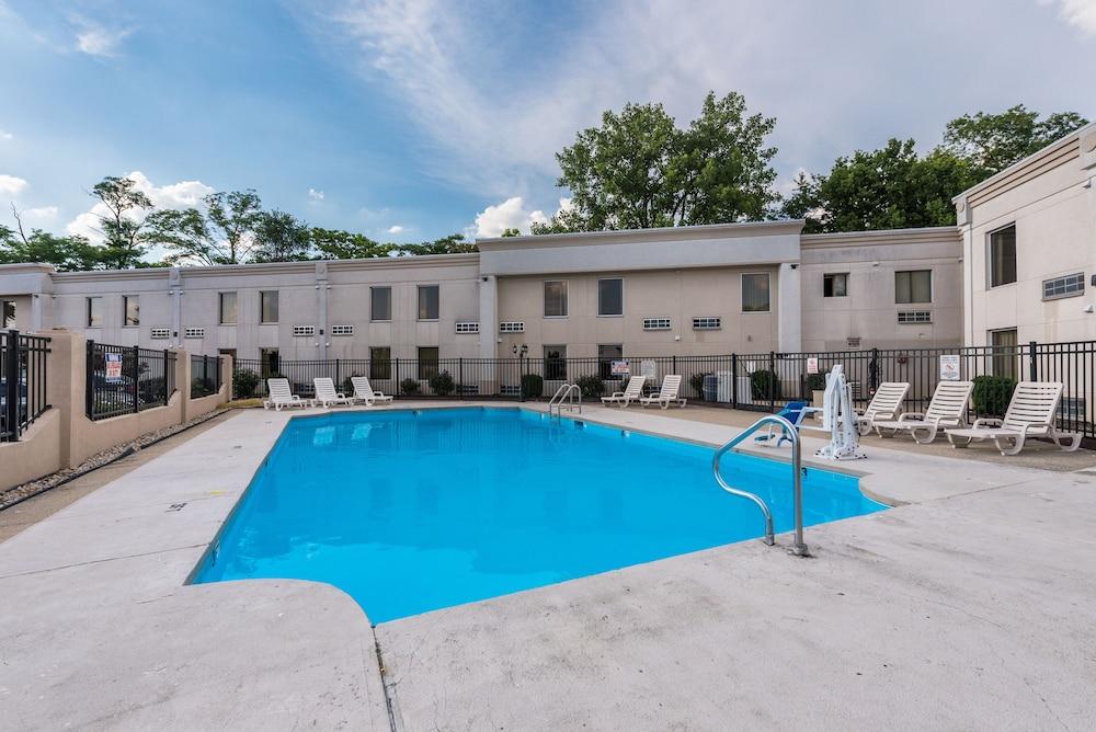 Quality Inn & Suites Cincinnati Exterior photo
