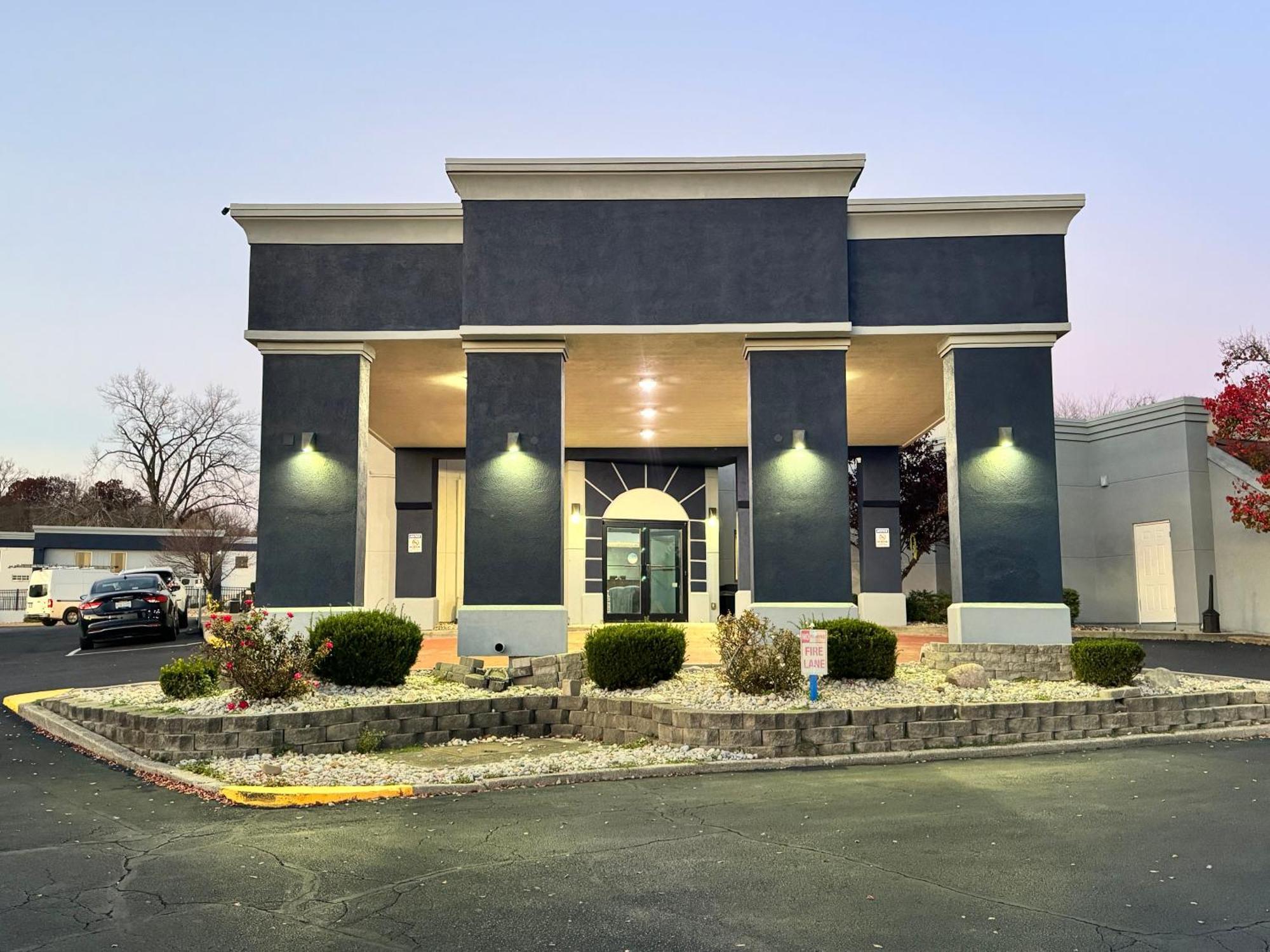 Quality Inn & Suites Cincinnati Exterior photo