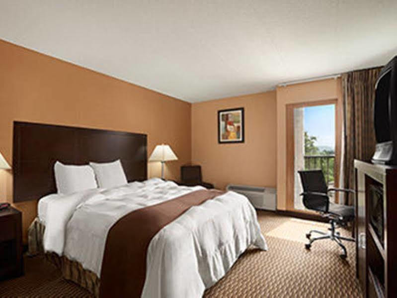 Quality Inn & Suites Cincinnati Exterior photo