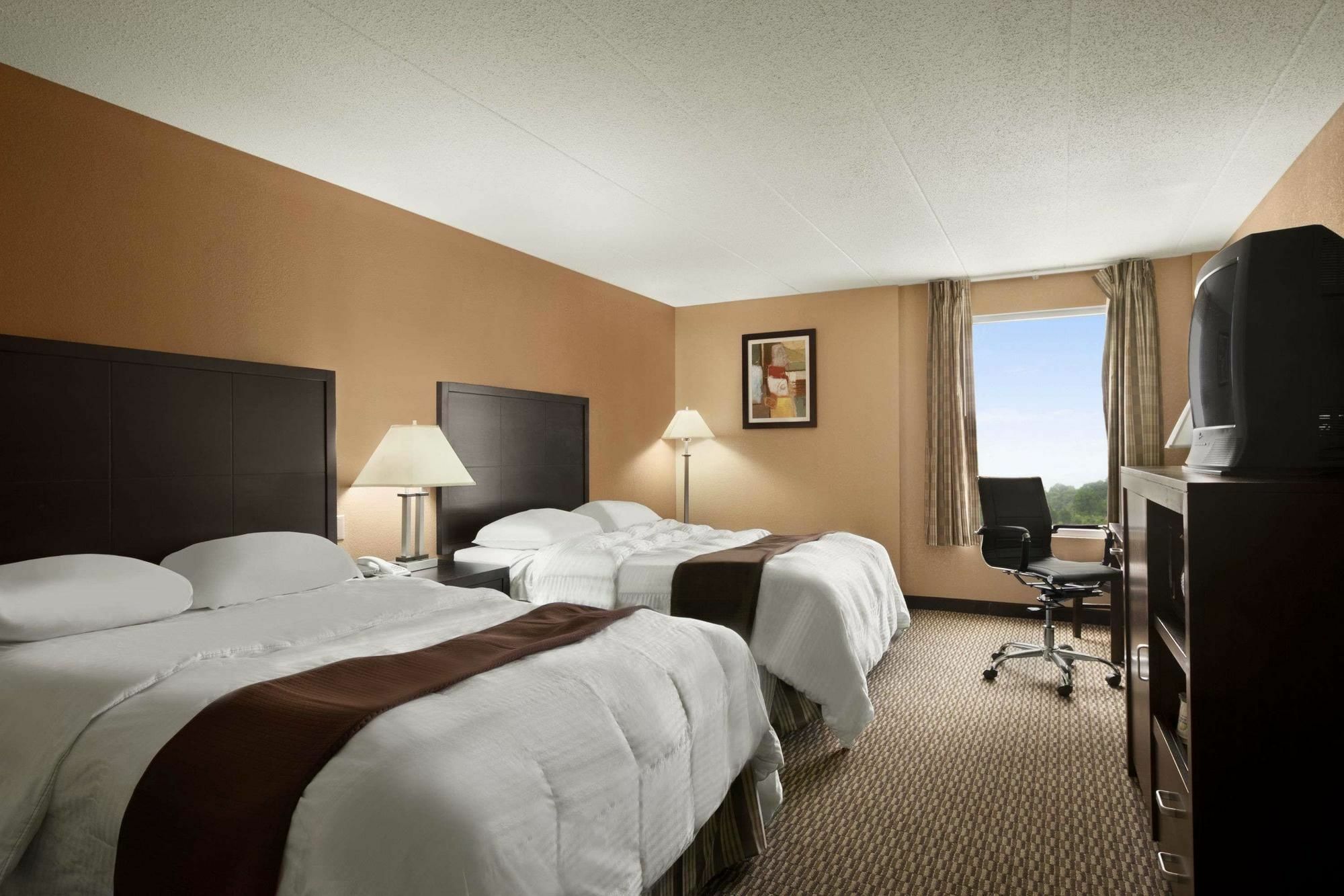 Quality Inn & Suites Cincinnati Exterior photo