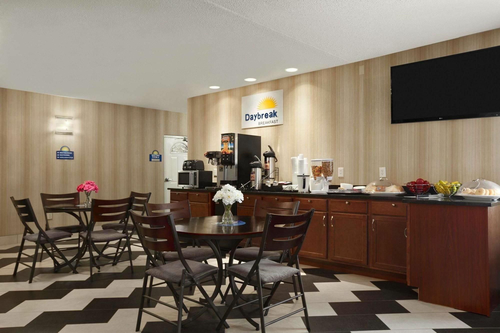 Quality Inn & Suites Cincinnati Exterior photo