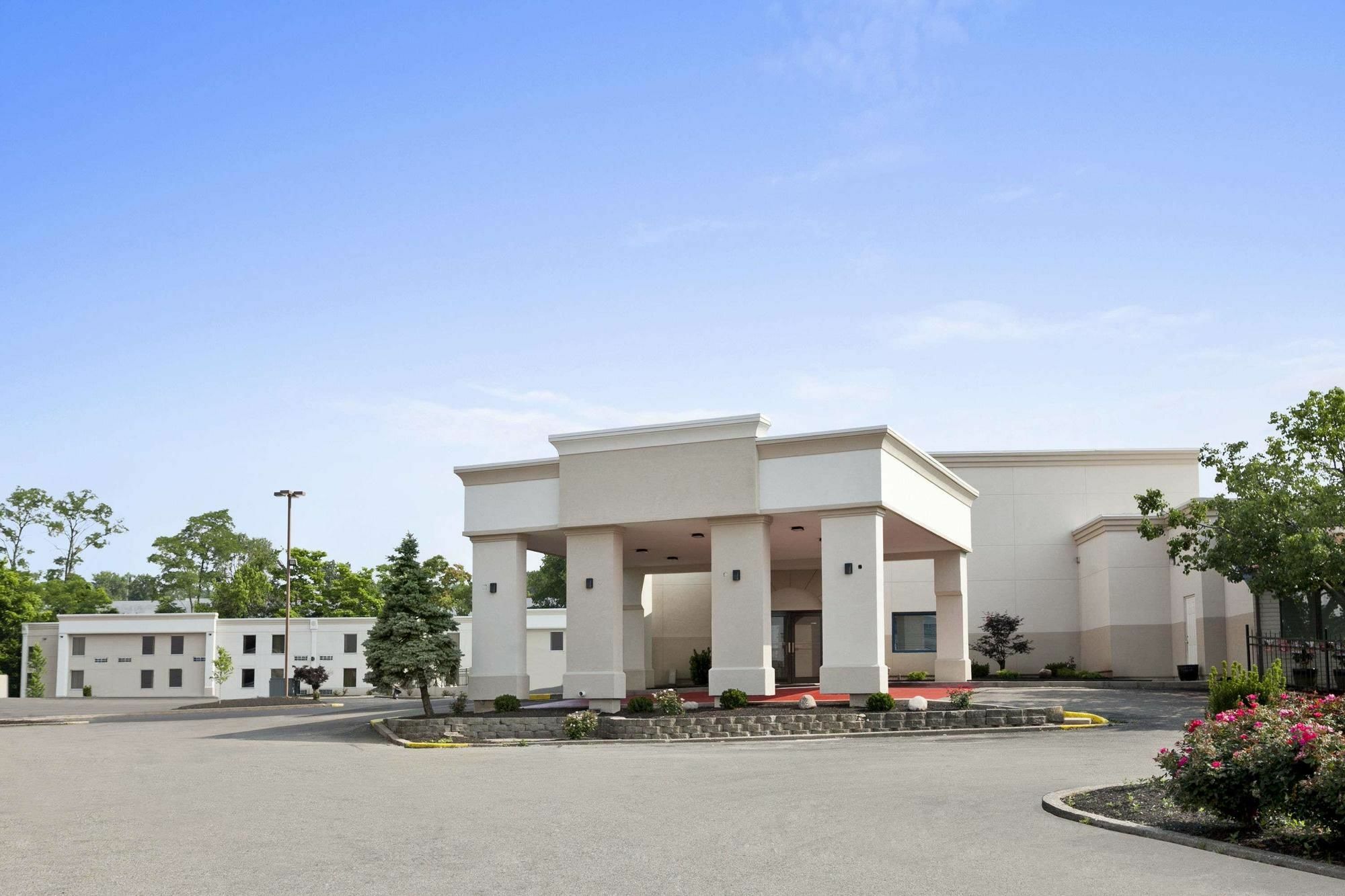 Quality Inn & Suites Cincinnati Exterior photo