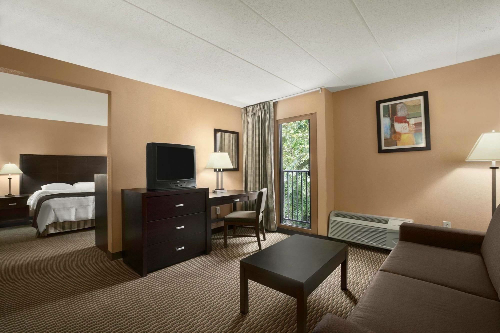 Quality Inn & Suites Cincinnati Exterior photo