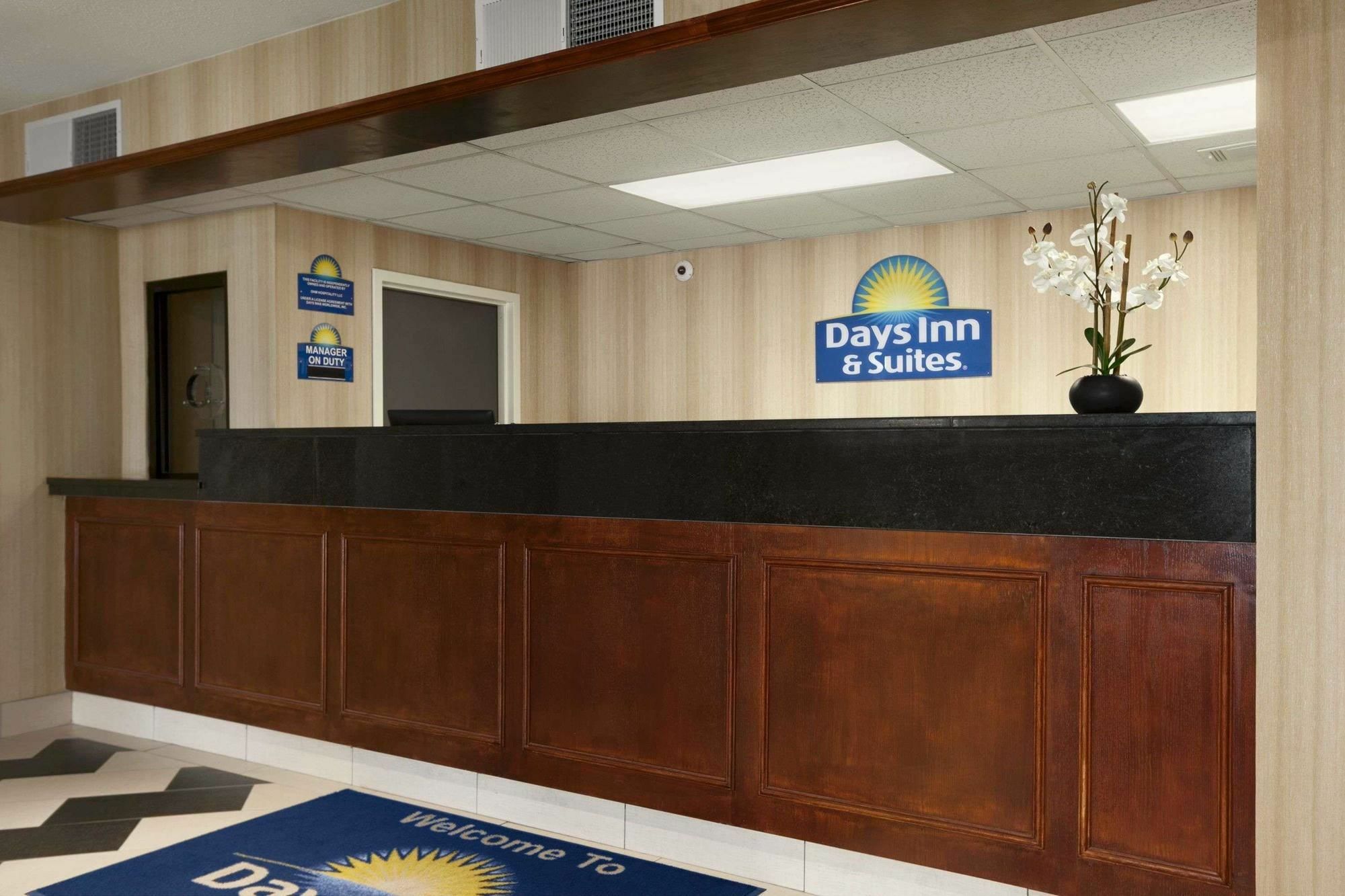 Quality Inn & Suites Cincinnati Exterior photo